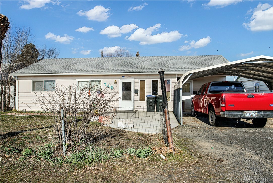 Property Photo:  746 S Hawthorne Dr  WA 98837 