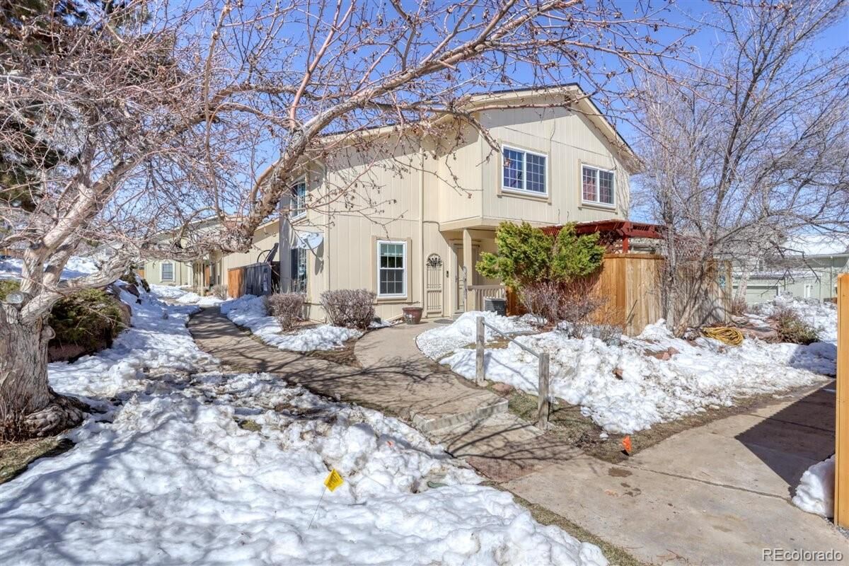 Property Photo: 6933 S Knolls Way CO 80122