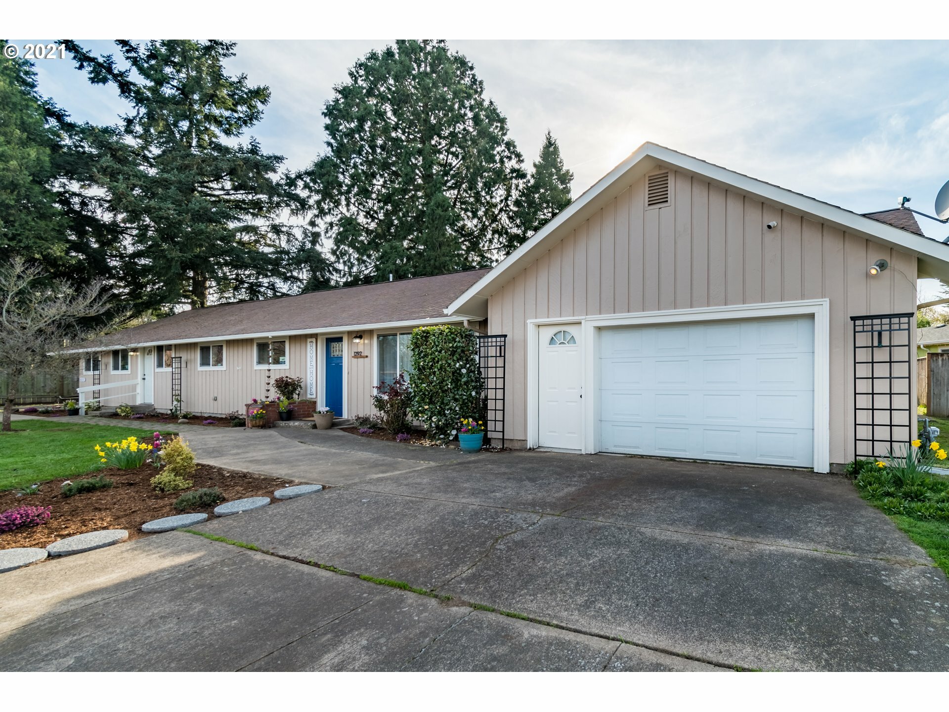 Property Photo: 1292 Satre St OR 97401