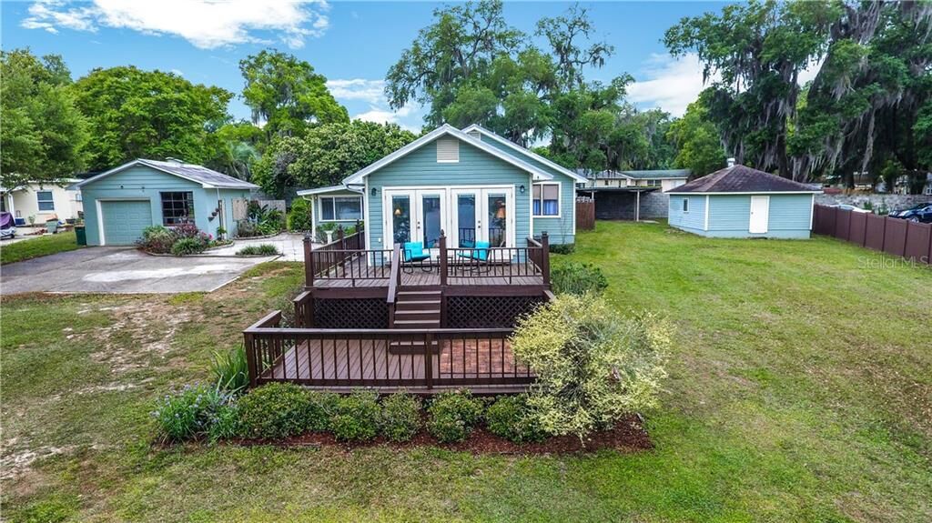Property Photo: 514 W Mirror Lake Drive FL 34731