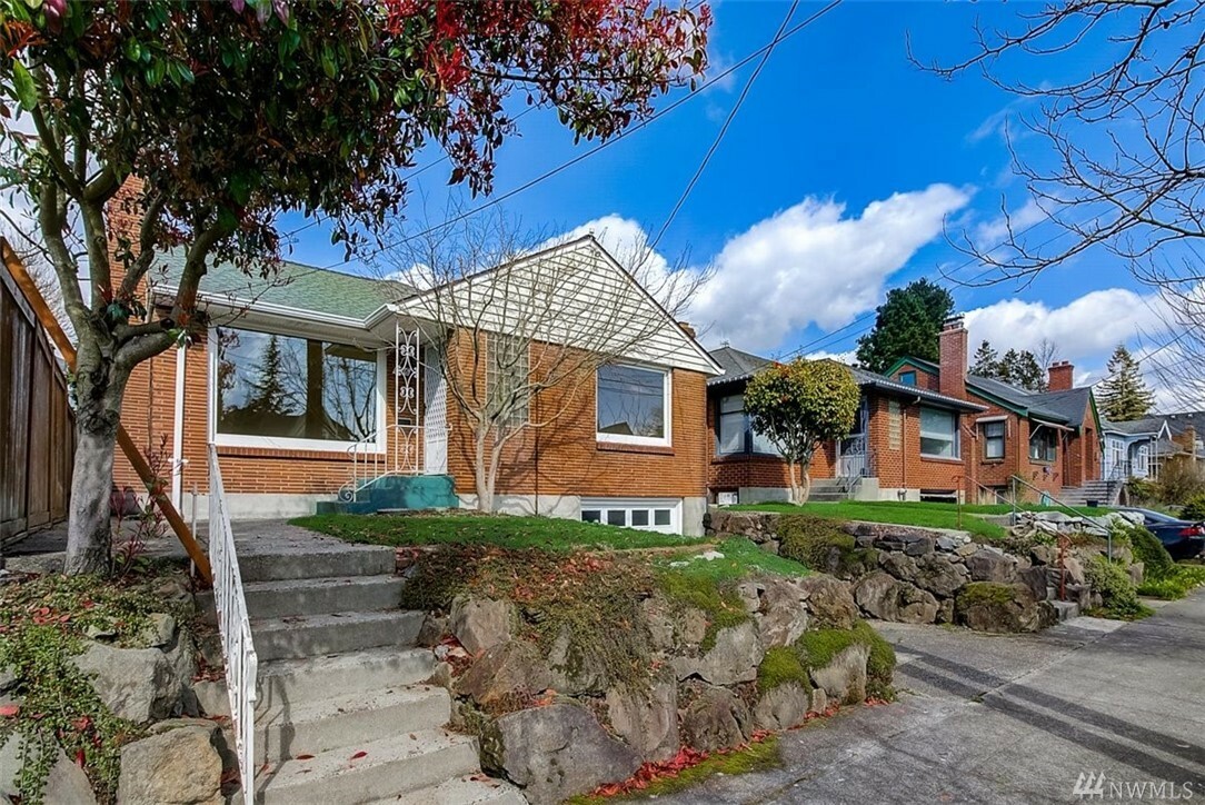 Property Photo:  806 NE 84th St  WA 98115 