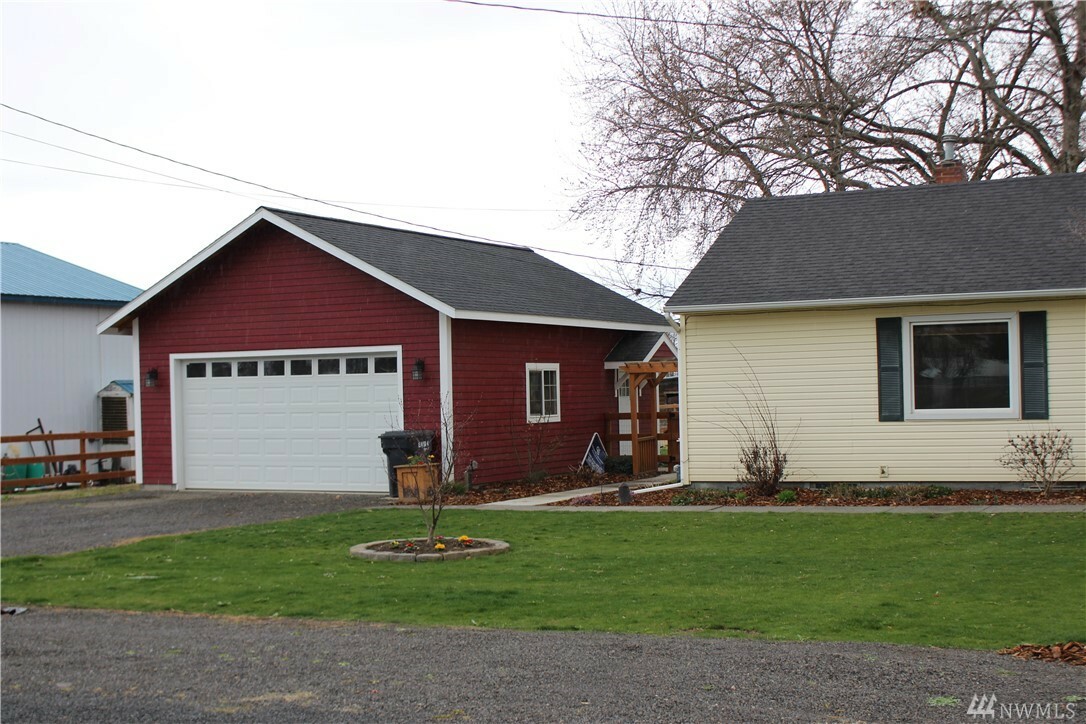 Property Photo:  671 NW Evans Ave  WA 99362 