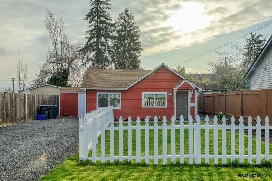 Property Photo:  1870  Berry St  OR 97302 