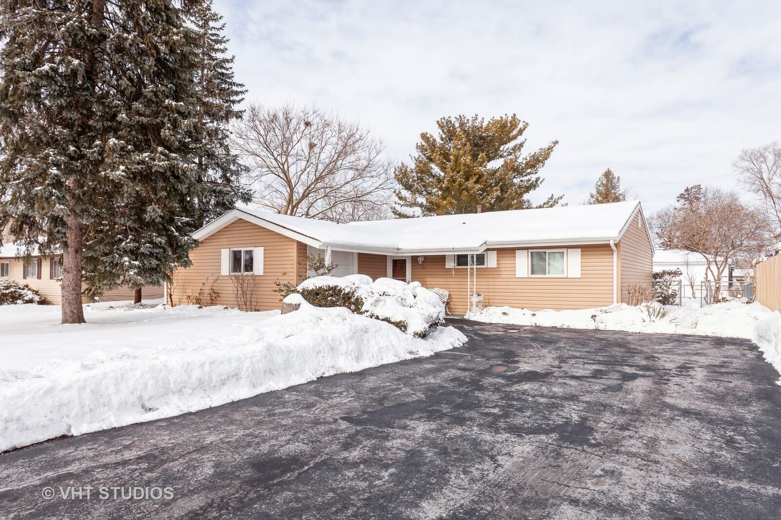 Property Photo: 116 Edgehill Drive IL 60440