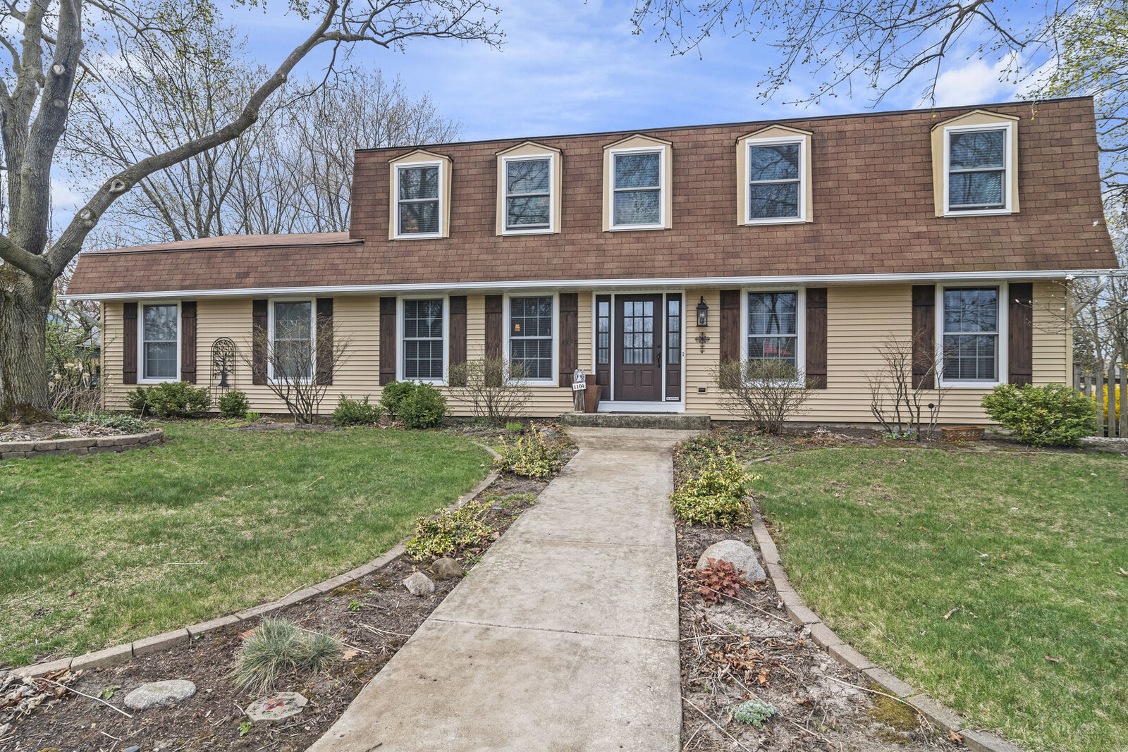 Property Photo: 1104 E Bailey Road IL 60565