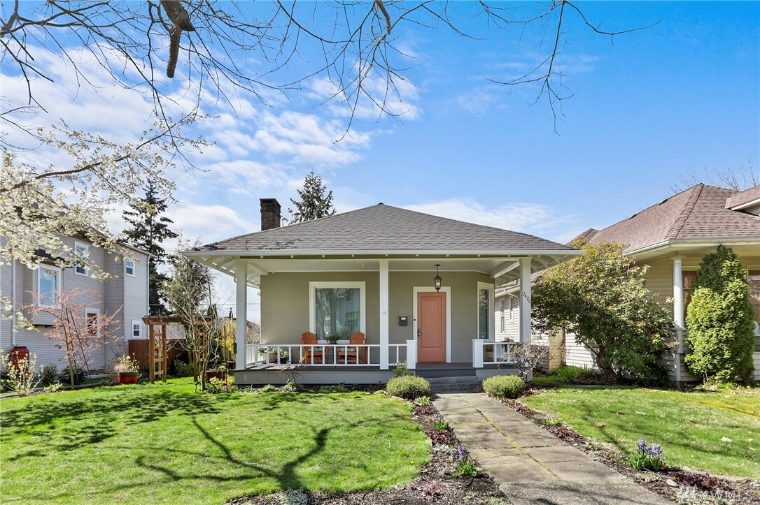 Property Photo:  2426 Baker Ave  WA 98201 