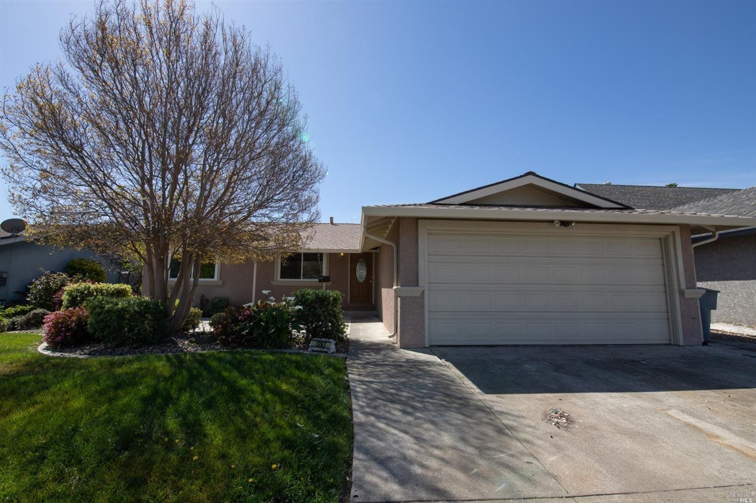 Property Photo:  