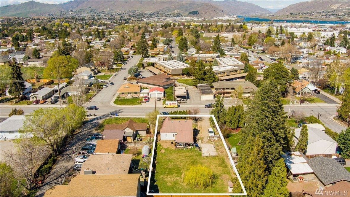 Property Photo: 1305 9th St WA 98801