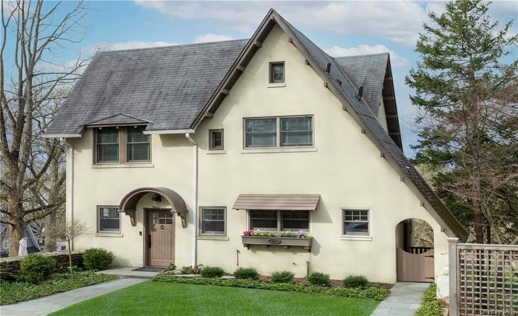 Property Photo:  21 N Driveway  NY 10522 