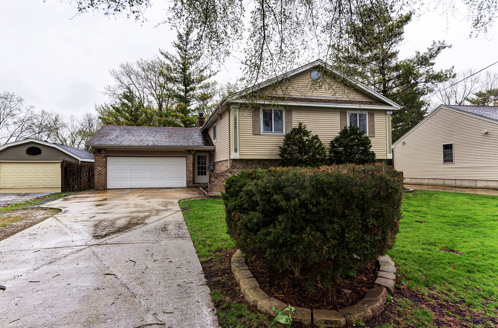 Property Photo: 323 N Broadview Avenue IL 60148