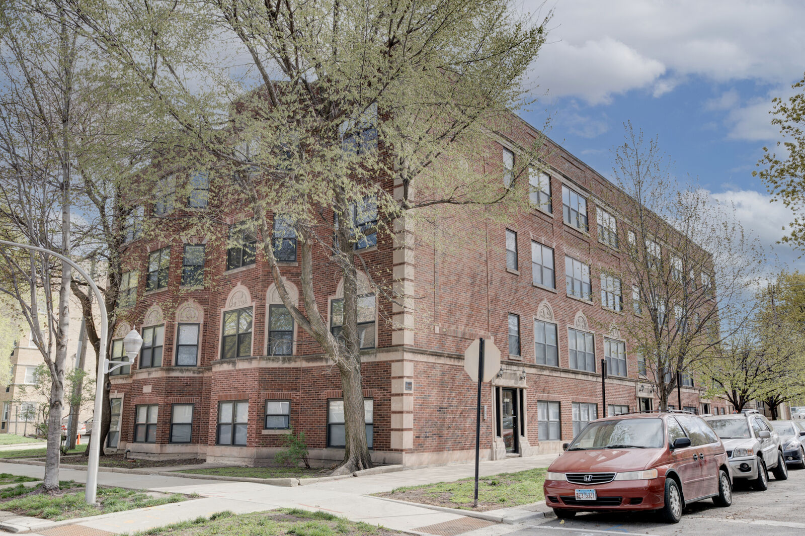 Property Photo:  2050 W Hood Avenue 4B  IL 60659 