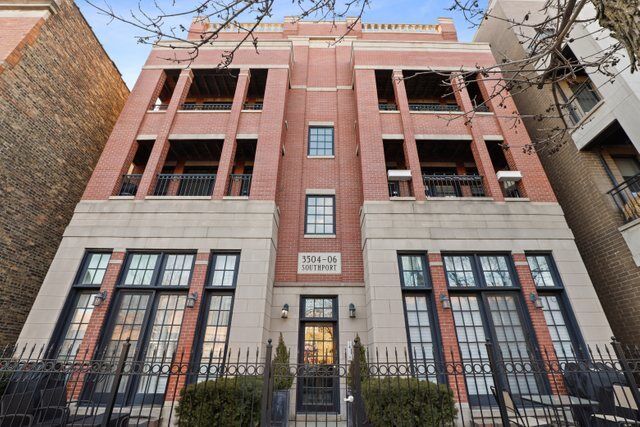 Property Photo: 3504 N Southport Avenue 1S IL 60657