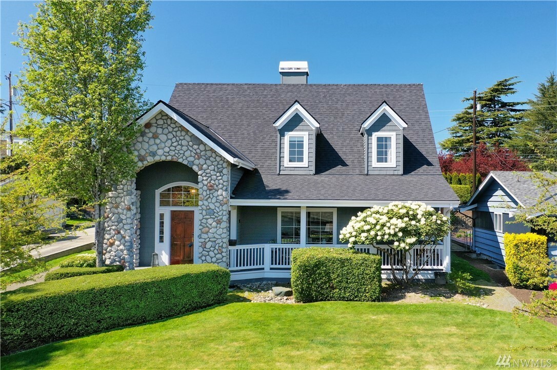 Property Photo: 526 Colby Ave WA 98201