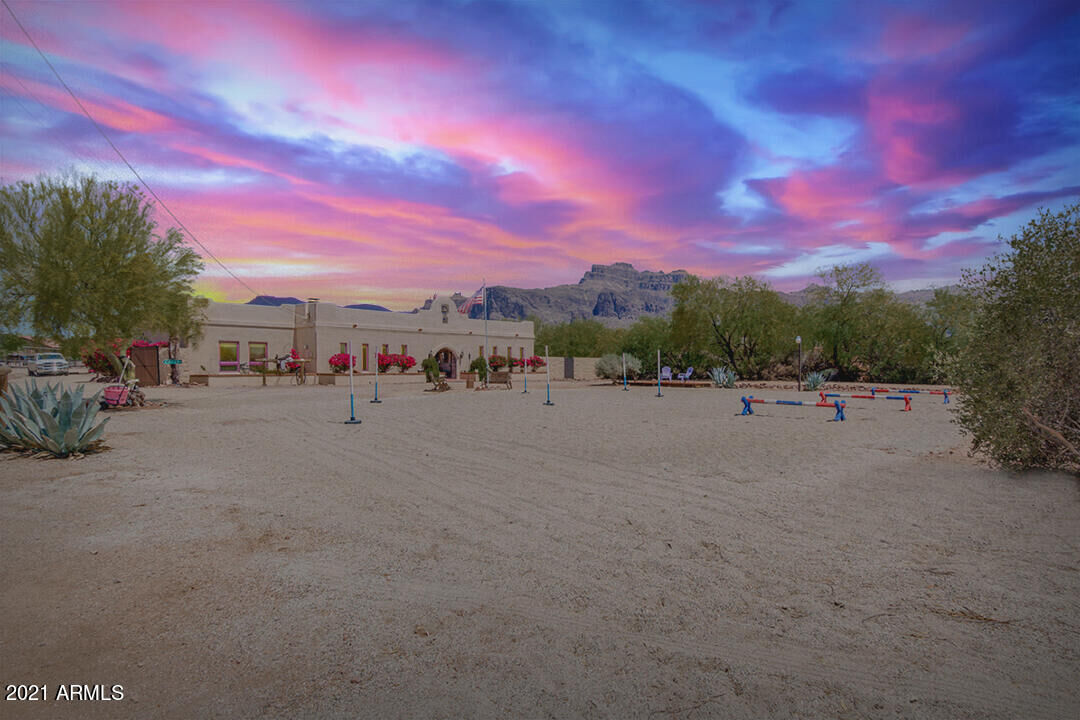 Property Photo: 5136 E 10th Avenue AZ 85119