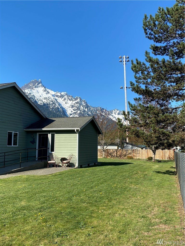 Property Photo:  429 Trail St W  WA 98241 