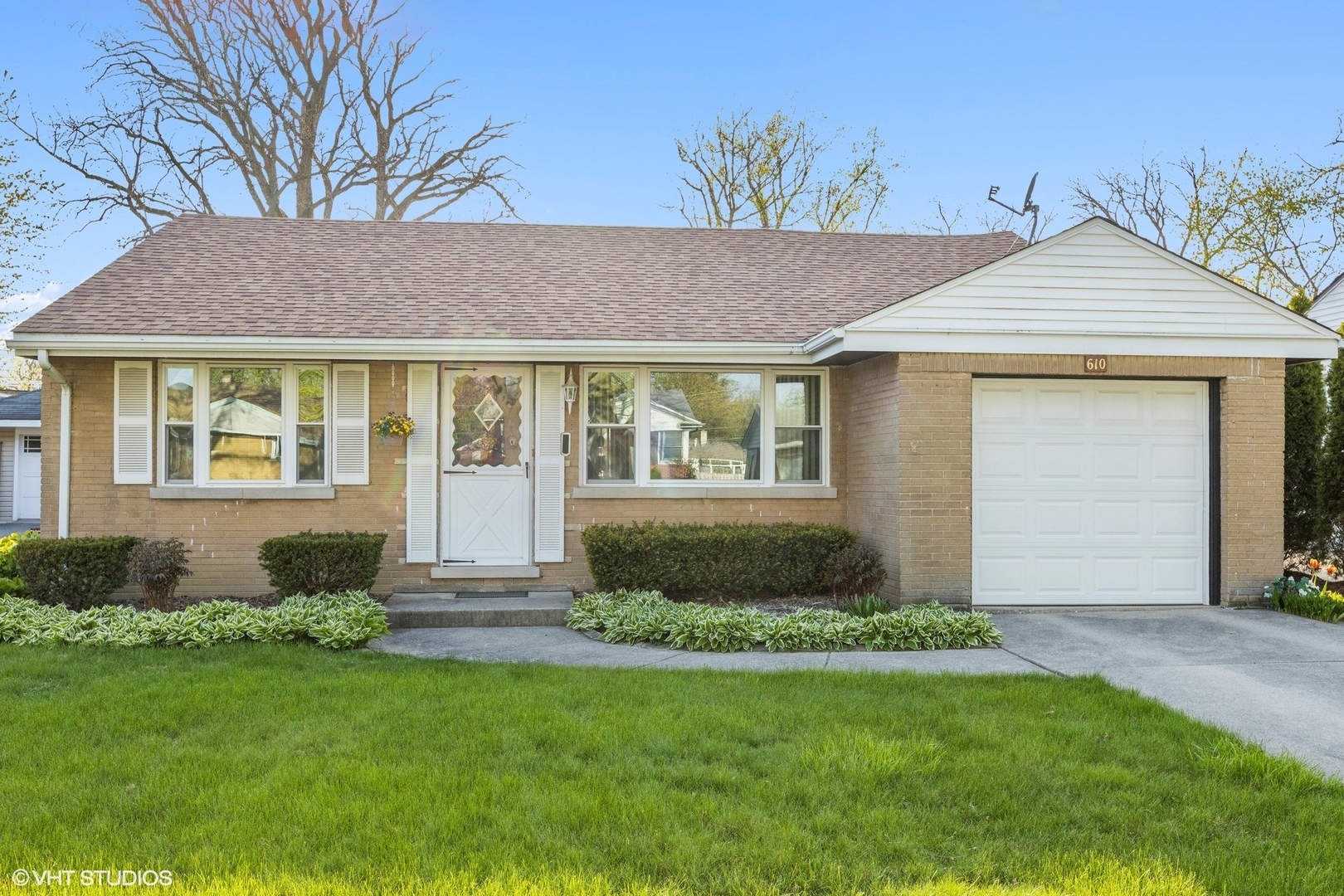 Property Photo:  610 Robinhood Lane  IL 60526 