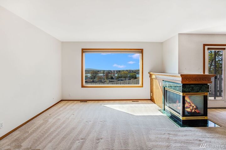 Property Photo:  1440 S Division St  WA 98837 