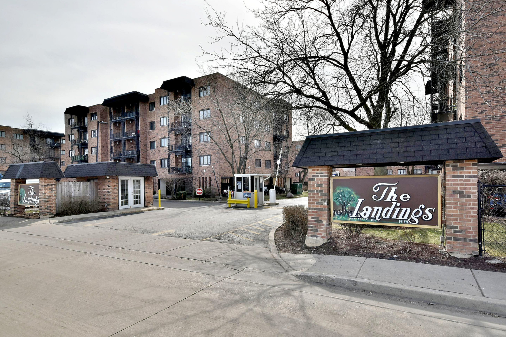 Property Photo: 9357 Landings Lane 402 IL 60016