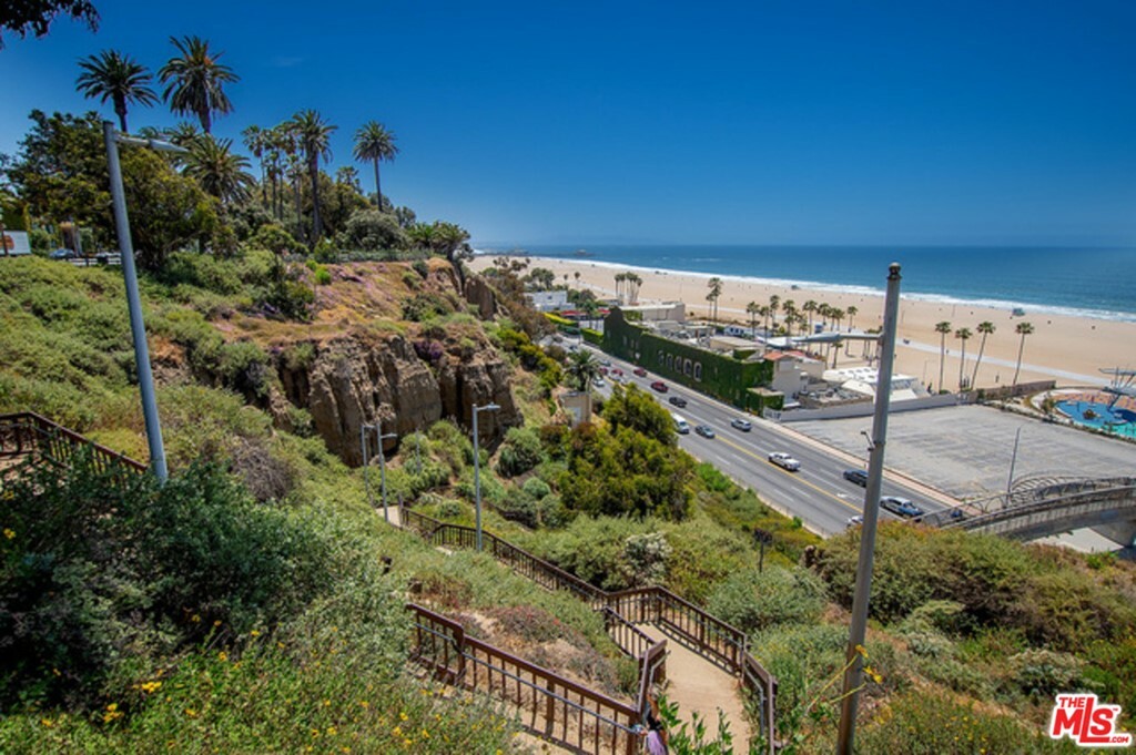 Property Photo:  757 Ocean Avenue 106  CA 90402 