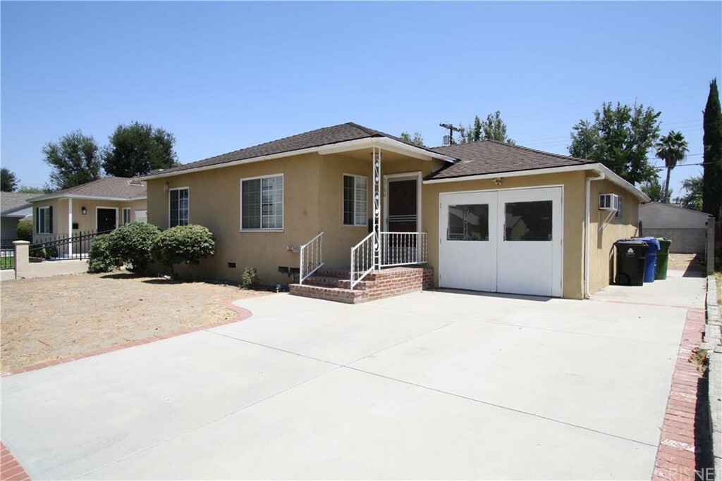 Property Photo:  5766 Hesperia Avenue  CA 91316 