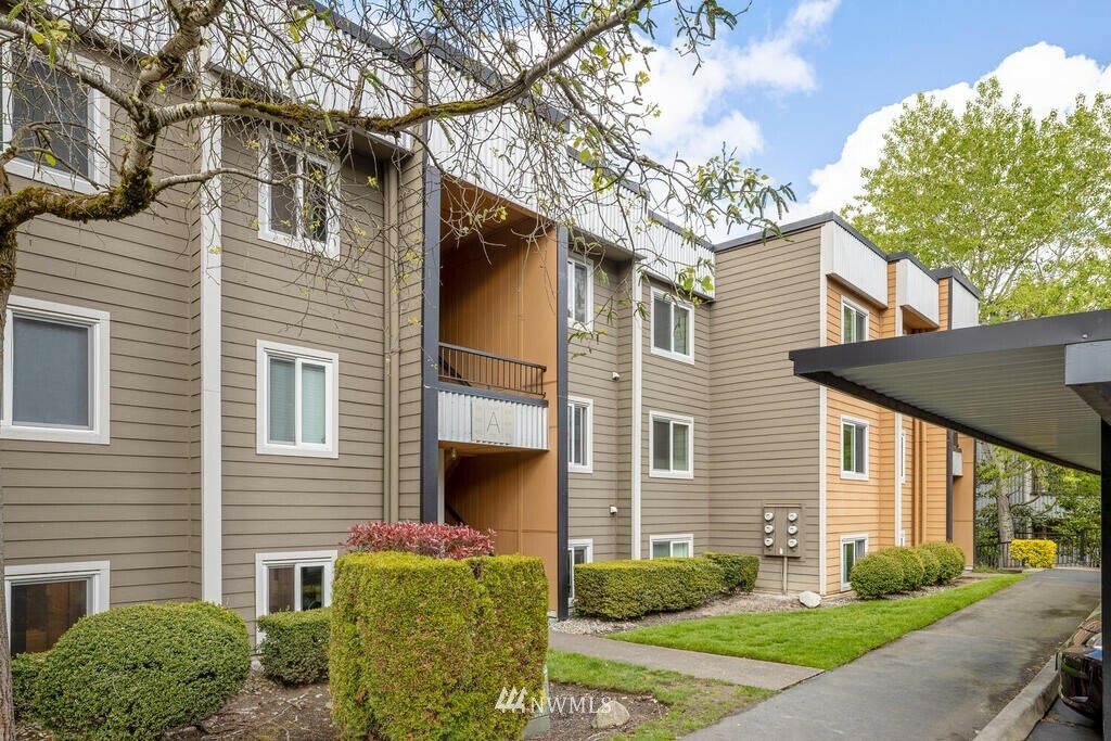 Property Photo:  712 Kirkland Cir A103  WA 98033 