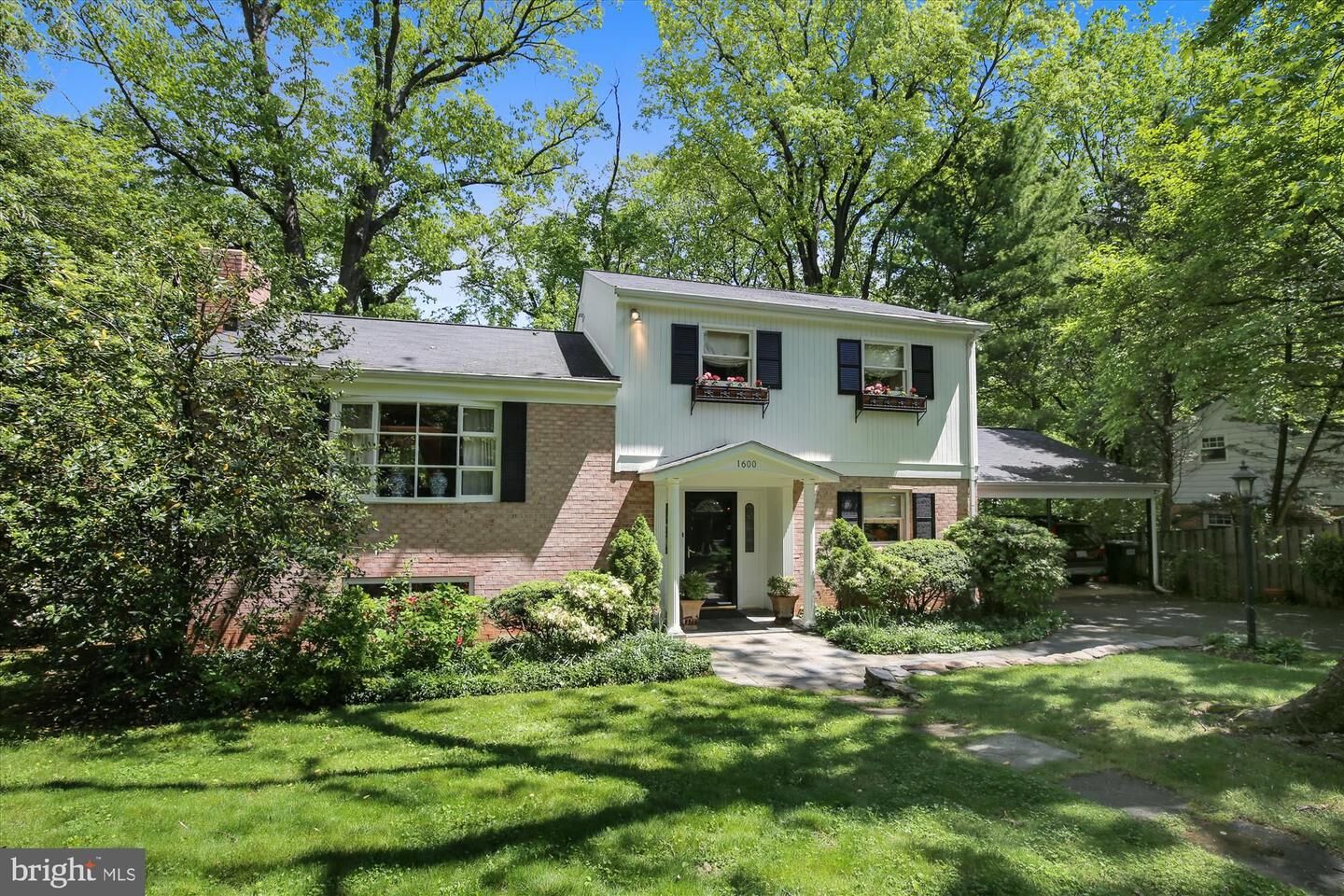 Property Photo:  1600 Holly Court  VA 22101 