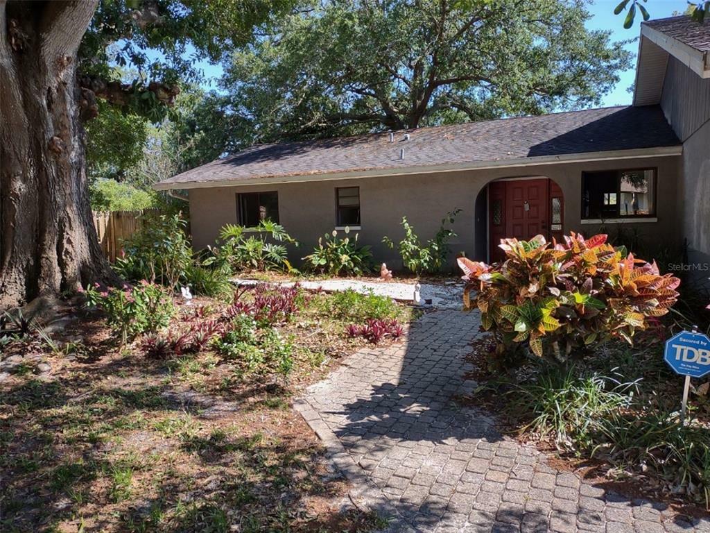 Property Photo:  824 Alderwood Way  FL 34243 