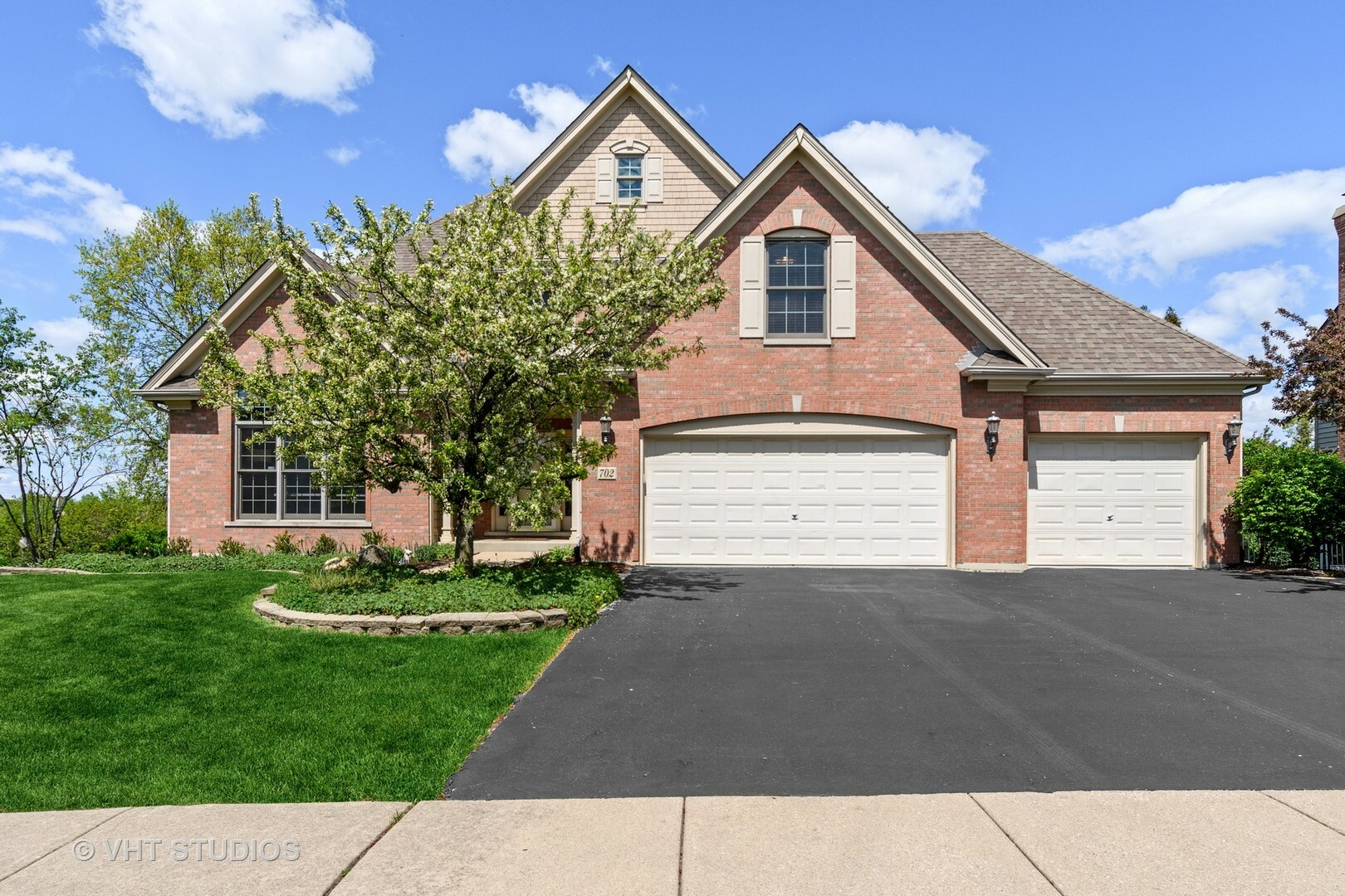 Property Photo:  702 Fox Run Drive  IL 60134 