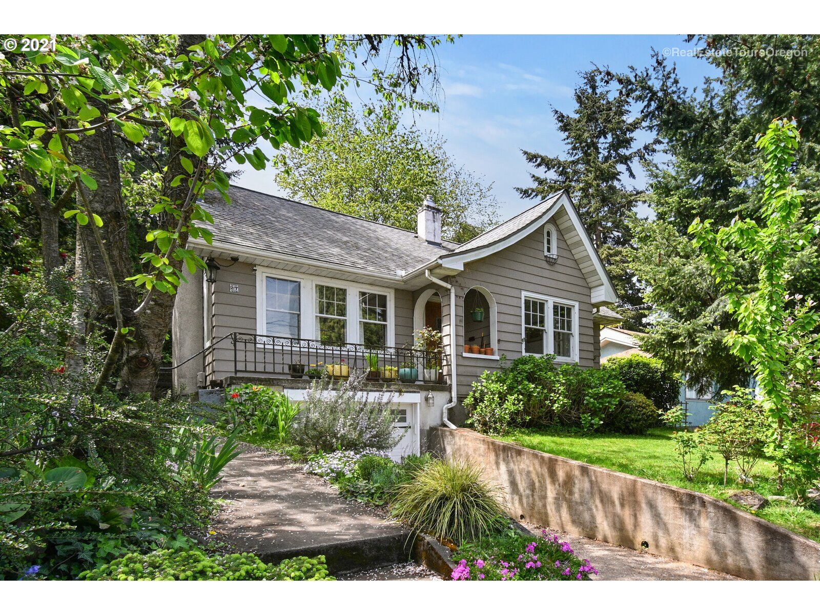 Property Photo: 27 SE Gilham Ave OR 97215