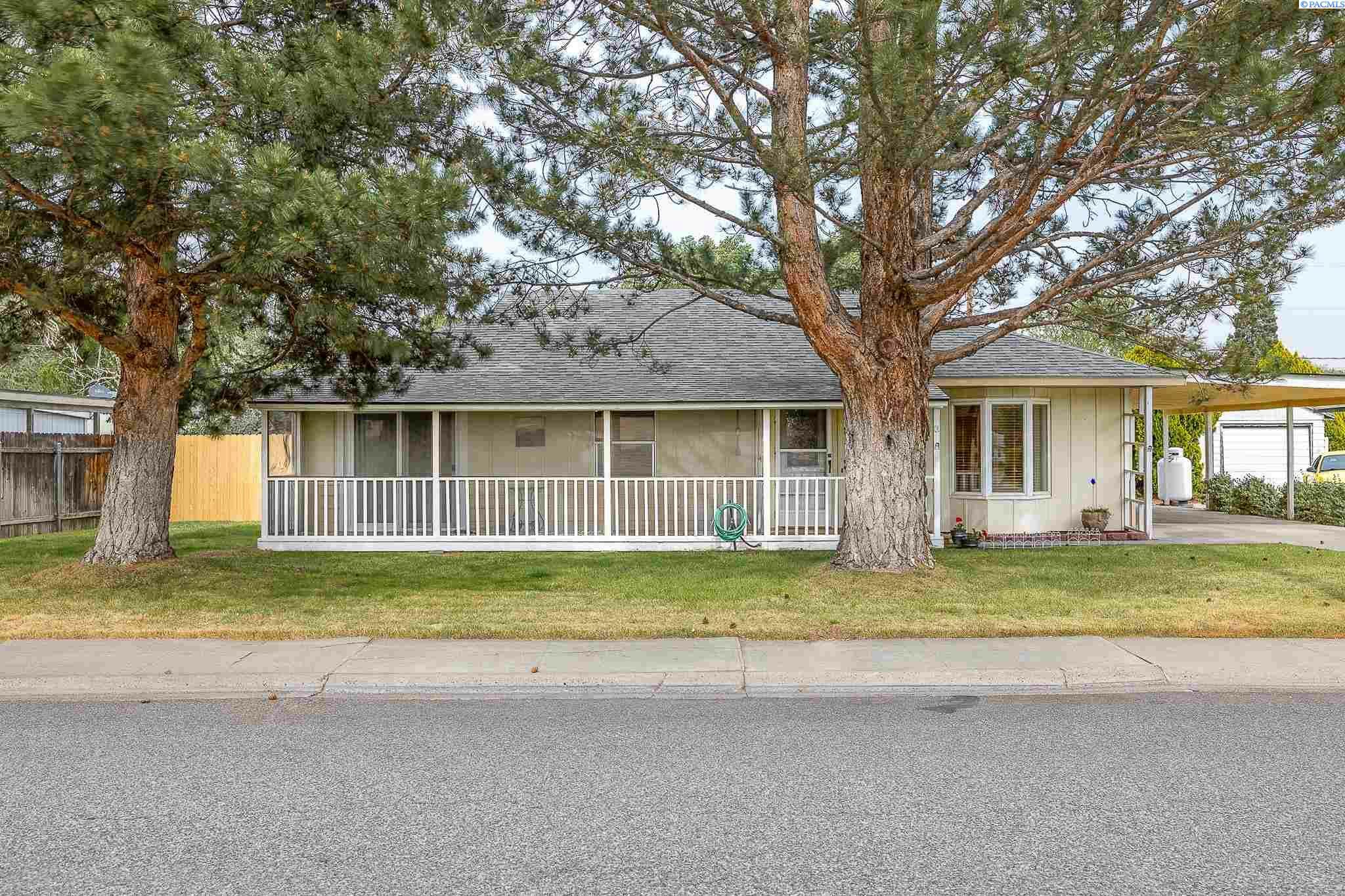 Property Photo:  1118 Cottonwood  WA 99354 