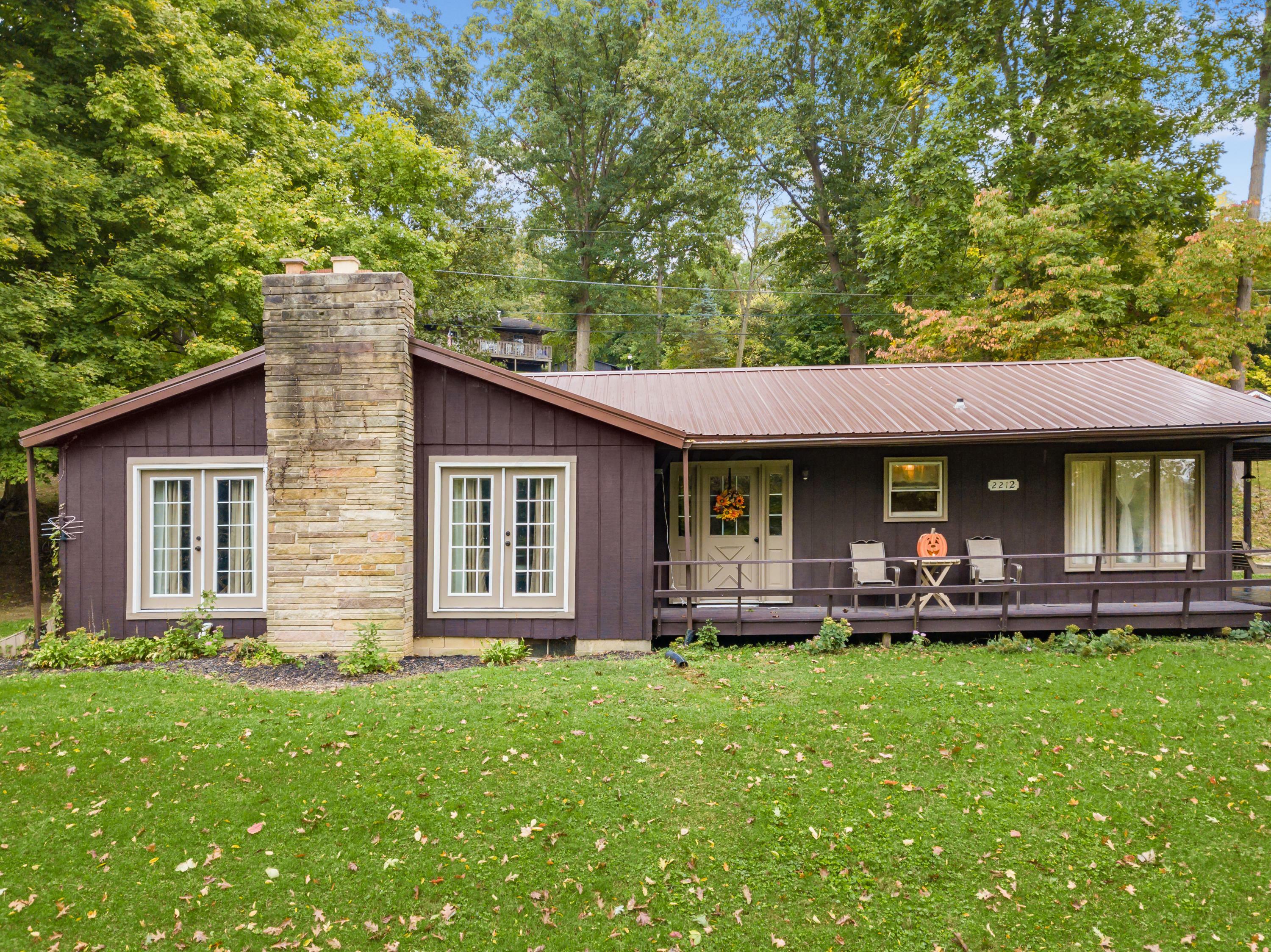 Property Photo: 2212 Fallsburg NE Road OH 43055