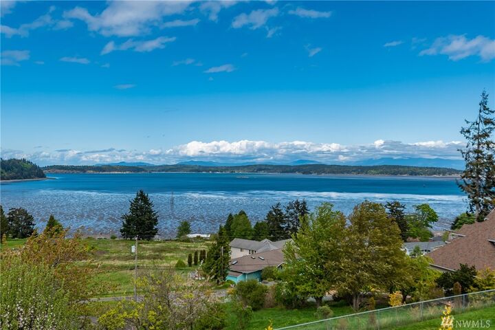 Property Photo:  585 Birch St  WA 98277 