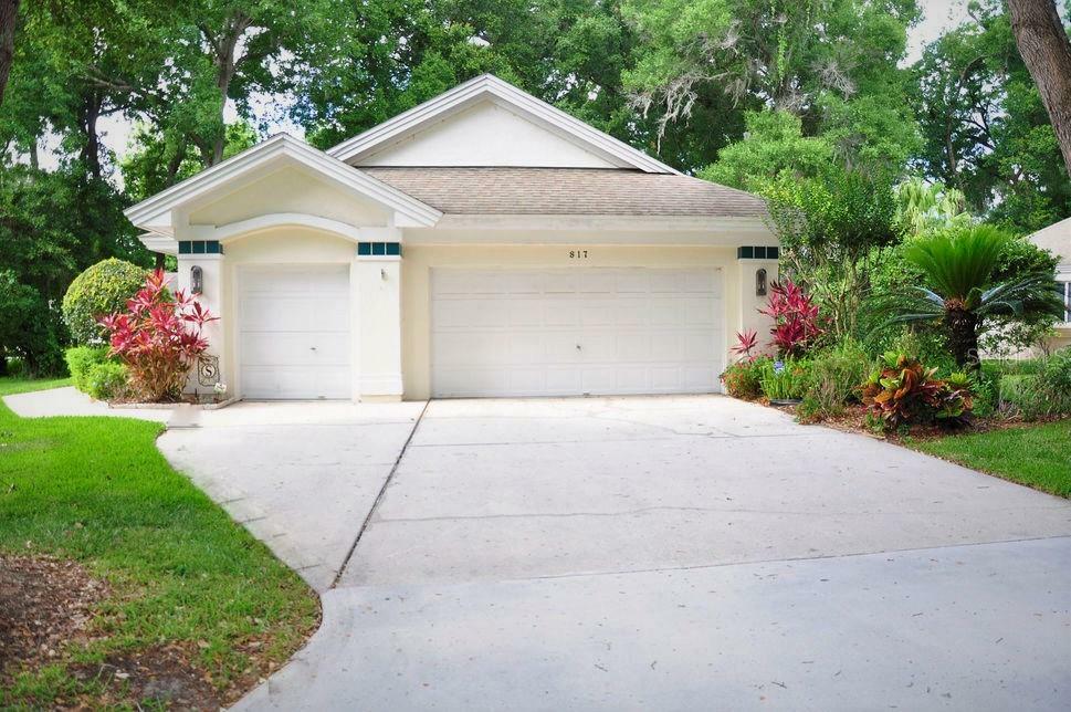 Property Photo: 817 Red Hibiscus Court FL 32712