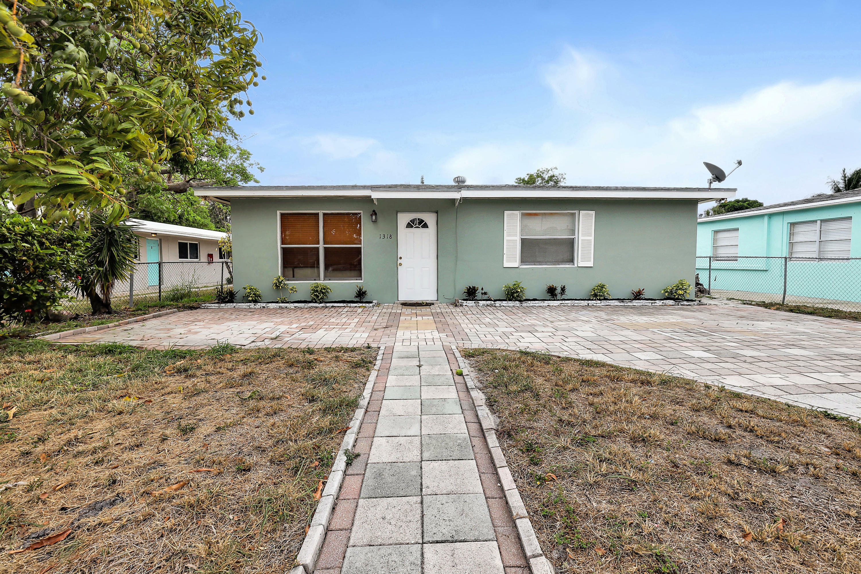 Property Photo:  1318 S M Street  FL 33460 