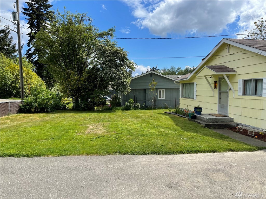 Property Photo:  3021 Nipsic Ave  WA 98310 