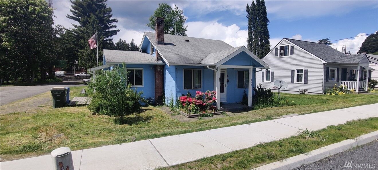 Property Photo:  809 SE 1st St  WA 98596 