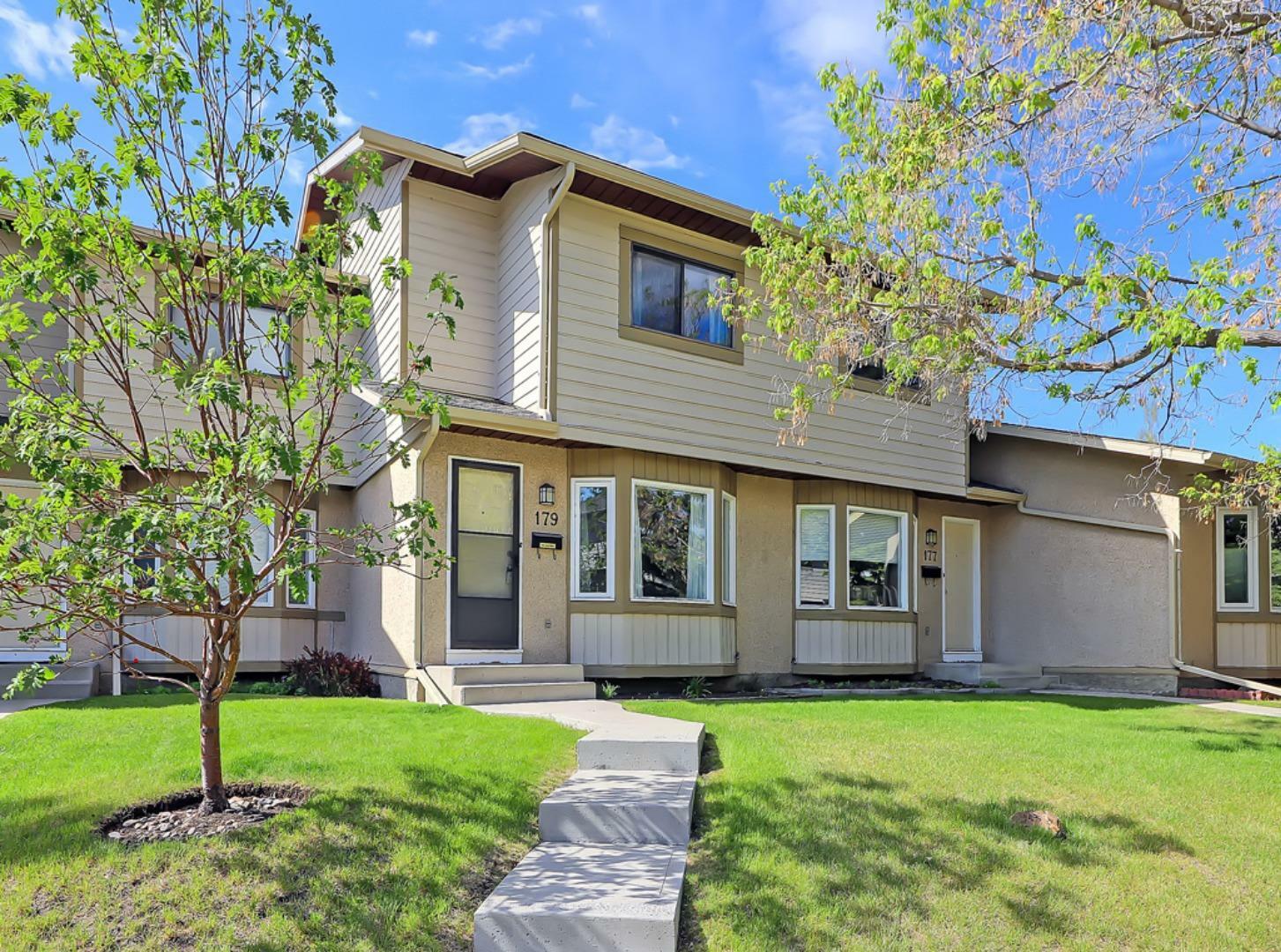 Property Photo: 179 Deerfield Terrace Terrace SE AB T2J 6V2