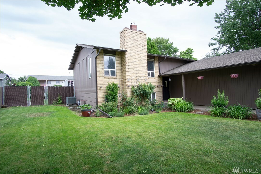 Property Photo:  1905 Sunset Dr  WA 99362 