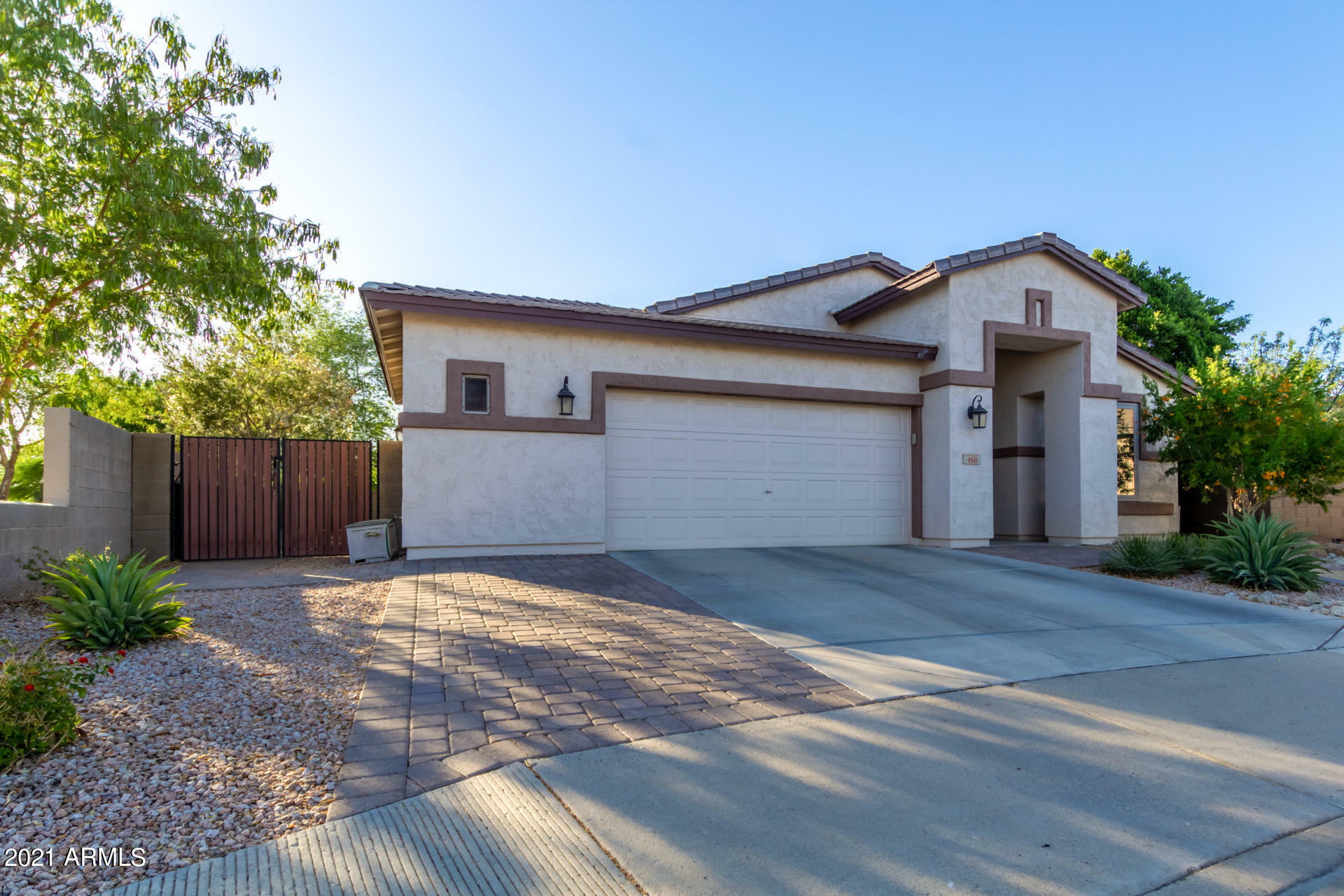 Property Photo:  460 N Roger Way  AZ 85225 