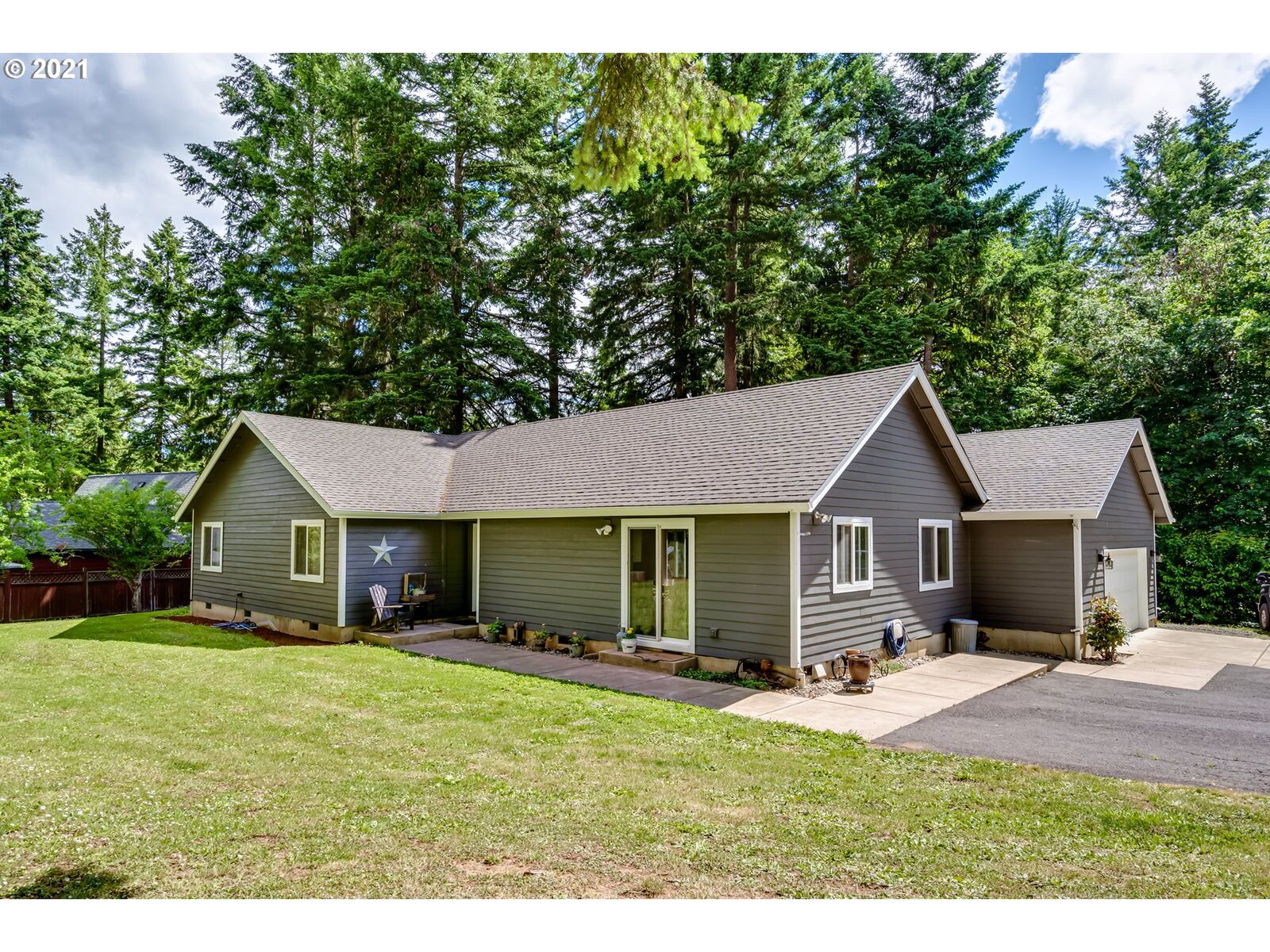 Property Photo: 26740 Shady Oak Dr OR 97456