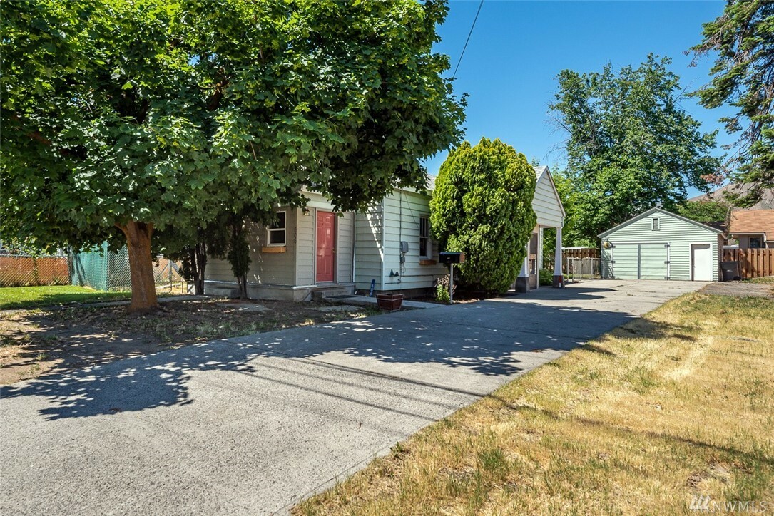 Property Photo:  606 S Miller  WA 98801 