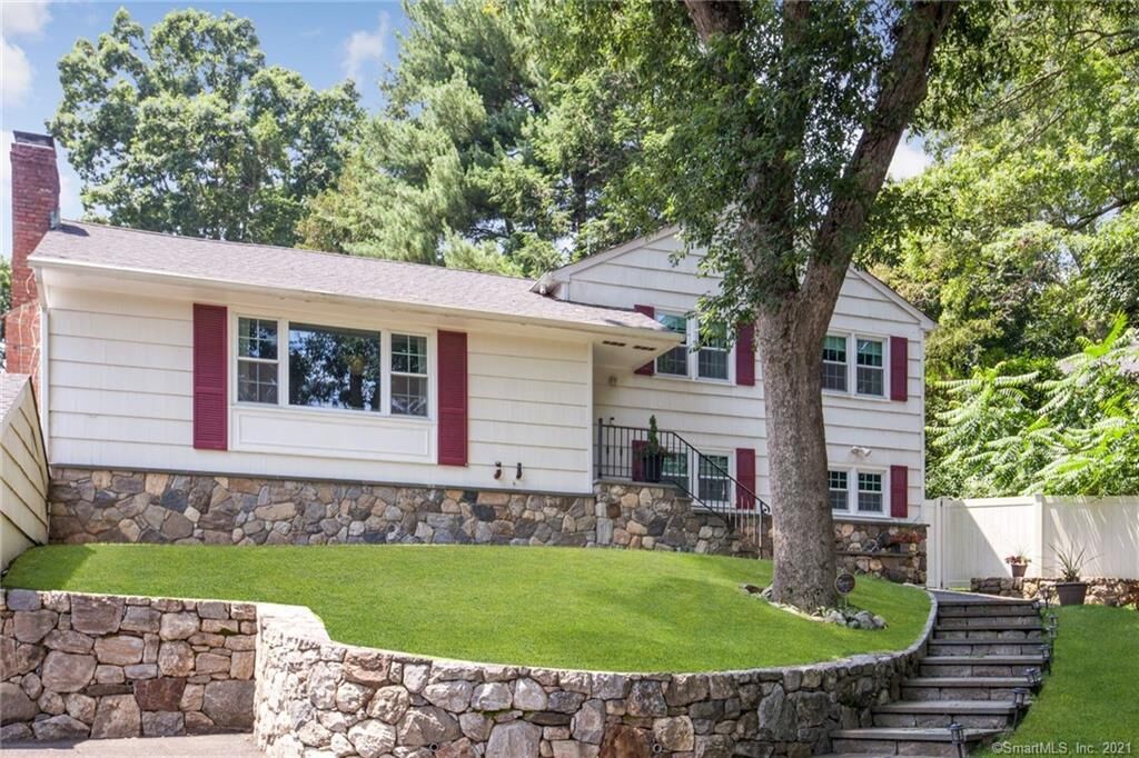 Property Photo:  131 Compo Road North  CT 06880