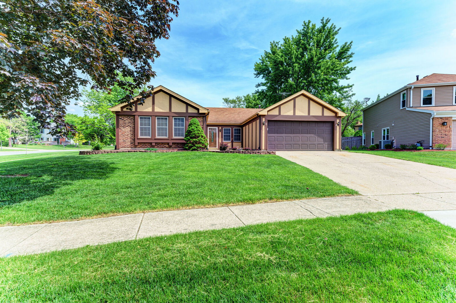 Property Photo:  1401 E Hull Drive  IL 60189 