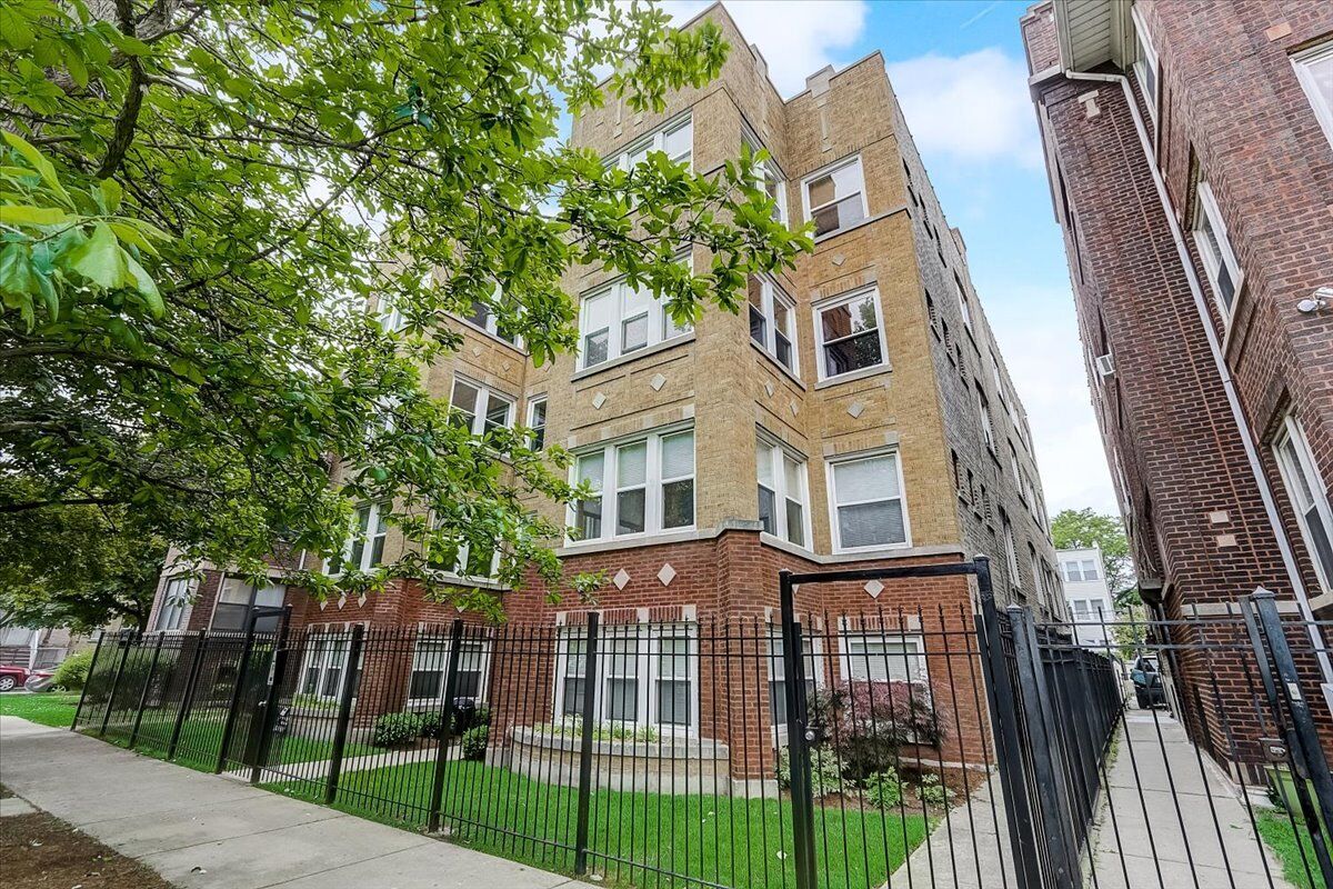 Property Photo: 4704 N Sawyer Avenue 2S IL 60625