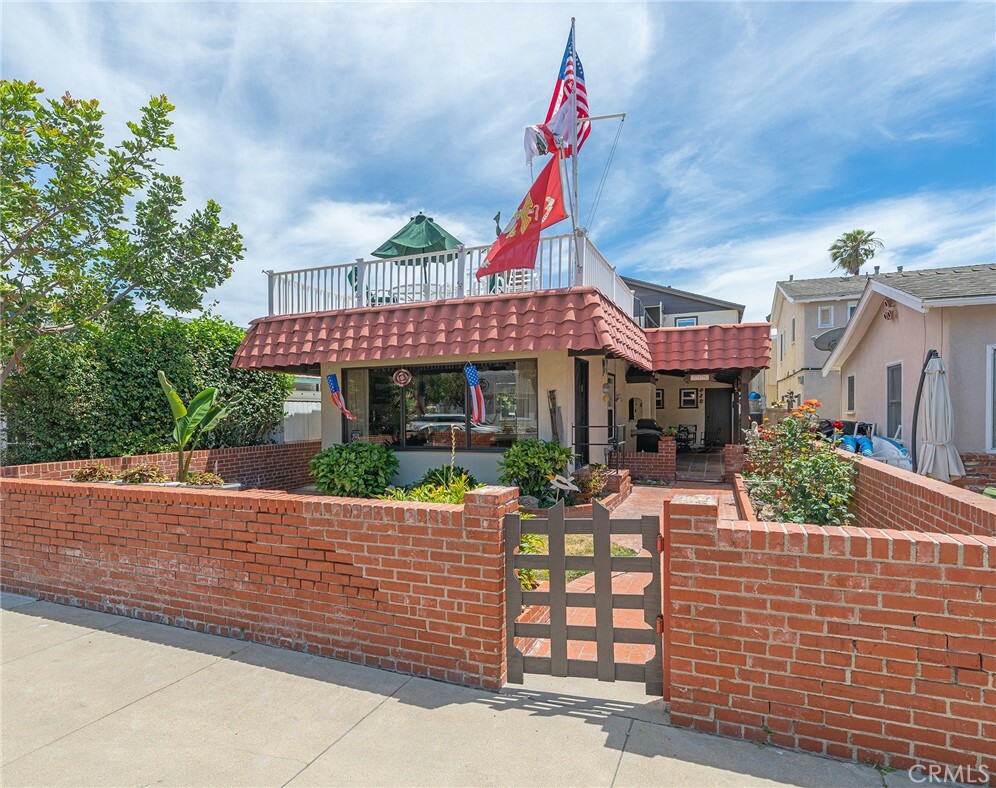 Property Photo:  215 E Bay Avenue  CA 92661 