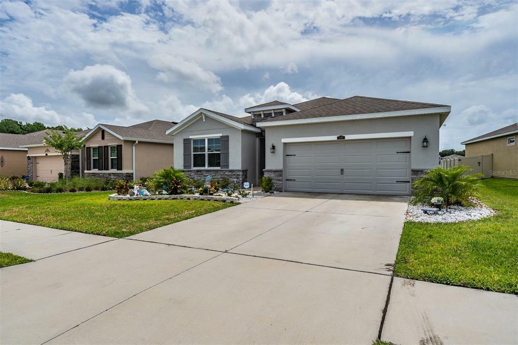 Property Photo:  1140 Pipestone Place  FL 33543 