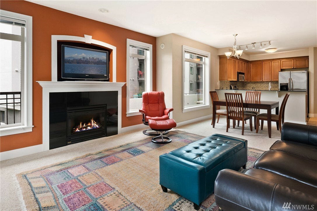 Property Photo: 5016 California Ave SW 401 WA 98136