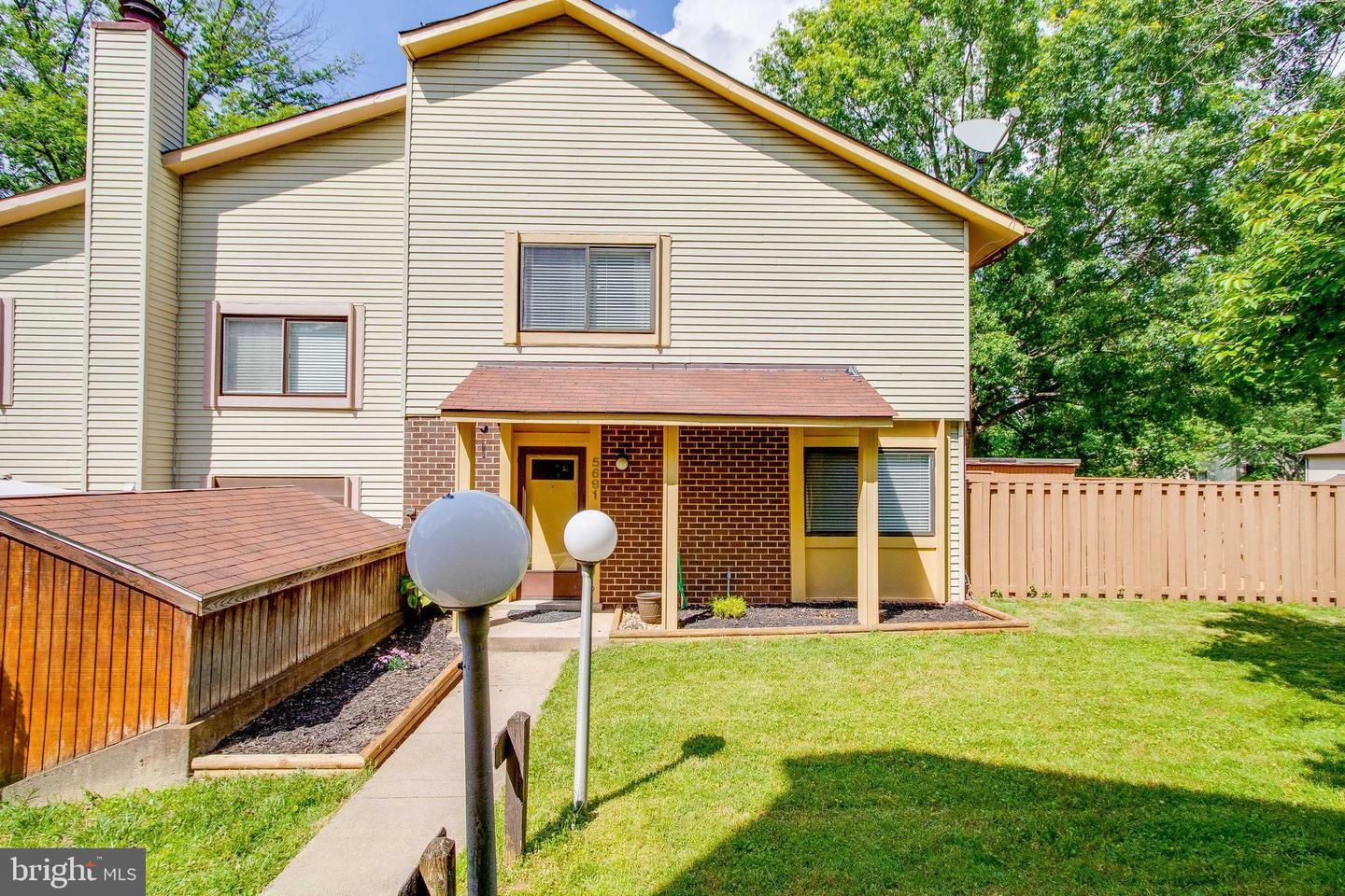 Property Photo:  5691 Summer Oak Way  VA 22015 