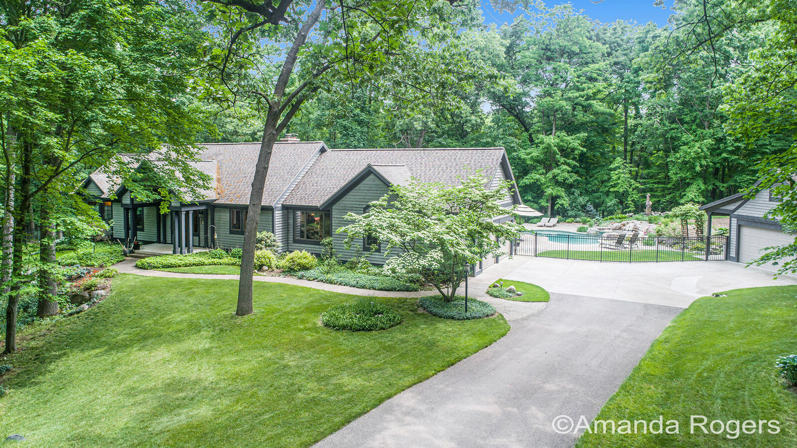 Property Photo:  1537 Hawthorne Hills Drive SE  MI 49301 