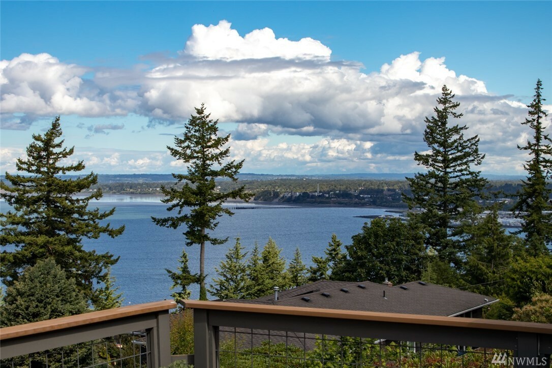 Property Photo:  420 Hillcrest Wy  WA 98225 
